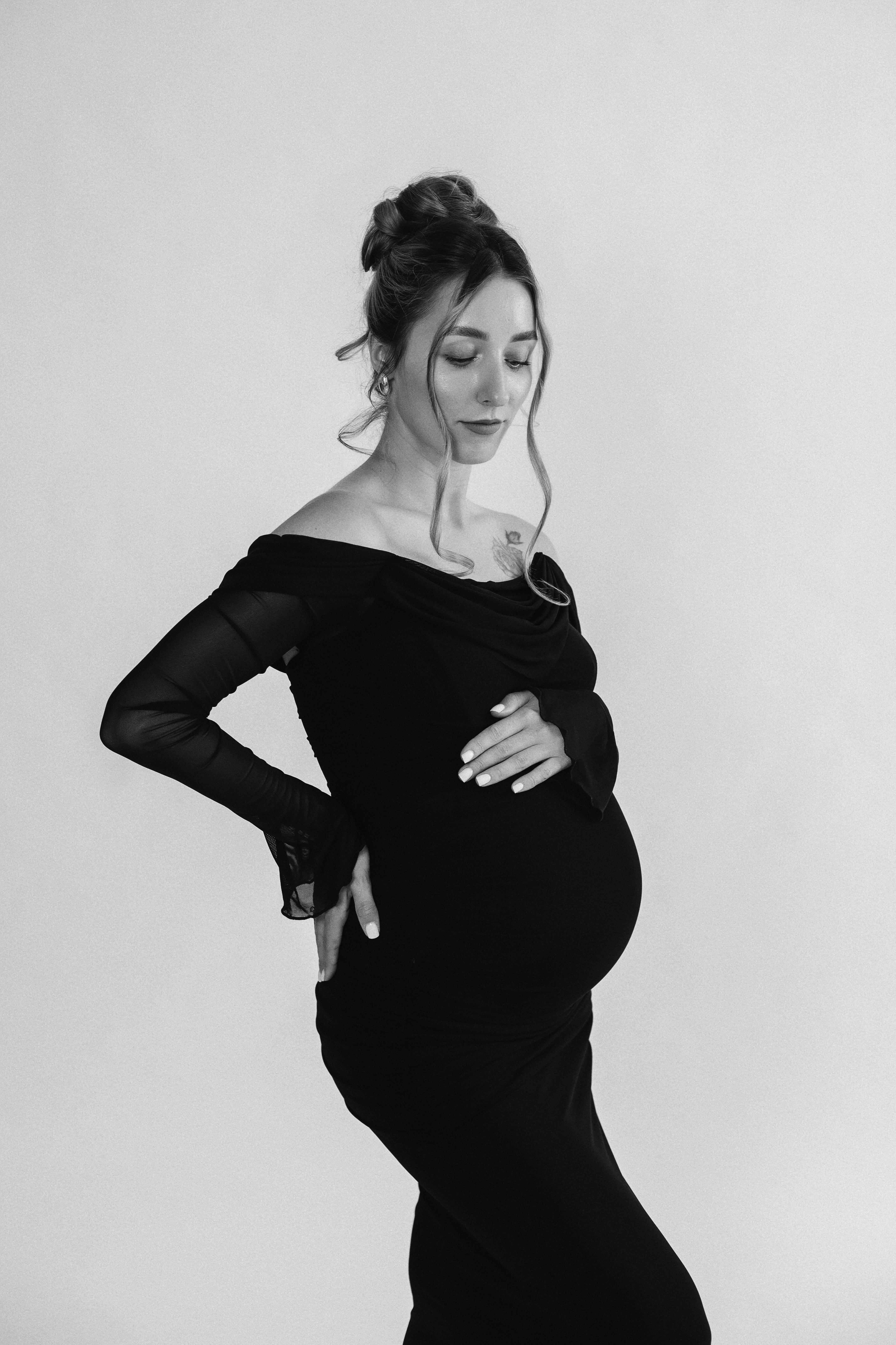 Maternity — photo 2 (B&W)
